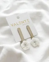 Aros colgantes con base de alpaca color plateado y dije de flor de nácar.