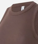 Musculosa cropped de calce ajustado, confeccionada en tejido de ribana acanalado con cuello redondo. Presenta un diseño básico sin mangas y superficie con textura de rayas verticales en relieve.
