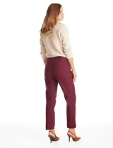 Pantalón de corte slim fit en color negro, confeccionado en tejido técnico de alta densidad. Presenta una pretina ancha elastizada, diseño pull-on sin cierres ni botones, y cuenta con cinco bolsillos funcionales.