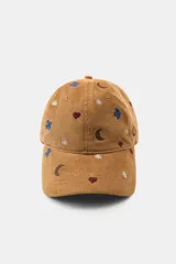 Gorra de béisbol confeccionada en pana color tostado, con diseño bordado de pájaros, lunas, corazones y estrellas en colores contrastantes. Cuenta con visera curva y ajuste posterior.