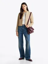 Americana beige de corte slim con cuello mao, cierre de gancho oculto, bolsillo de ojal en el pecho, totalmente forrada y logo esmaltado de Tommy Hilfiger en el puño.