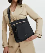 Bolso tipo bandolera modelo postman, color negro, confeccionado en tejido de poliéster. Cuenta con correa ajustable de cinta de gross, cierre principal por cremallera y dos bolsillos delanteros con cierre metálico.