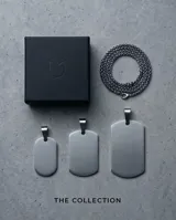 Dije de acero inoxidable con forma rectangular, diseñado para ser personalizado mediante grabado.