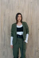 Cinto ancho tipo faja confeccionado en cuero sintético, diseñado para estilizar la silueta con un ajuste mediante lazo en la parte posterior.