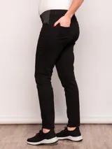 Jean chupín negro maternal, de tiro medio y con piezas elastizadas en los laterales al frente.