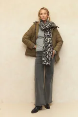 Campera puffer color verde oliva, con capucha, cierre frontal, bolsillos laterales con solapa y elástico en la cintura.