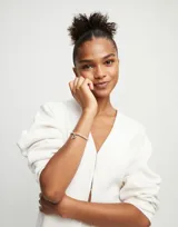 Pulsera de bolas bañadas en plata de ley con un dije de cristal rosa de la marca Uno de 50.