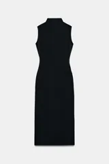 Vestido negro, largo, de cuello perkins y manga sisa, con detalle de espalda descubierta y bajo en línea evasé.