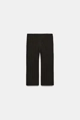 Pantalón capri negro con sutiles rayas verticales marrones, de tiro medio y corte recto.