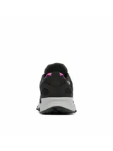 Championes de senderismo Columbia modelo Peakfreak Hera, color negro con detalles en fucsia y suela gris. Presentan tecnología impermeable OutDry, sistema de ajuste Navic Fit y suela Adapt Trax para mayor tracción.