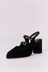 Zapatos de tacón tipo Mary Jane en gamuza color marrón, con doble tira con hebillas metálicas doradas sobre el empeine, punta cuadrada y taco bloque alto.