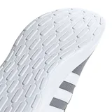 Championes Adidas modelo Lite Racer 4.0, color gris con tres franjas laterales blancas y entresuela Cloudfoam blanca. Presentan un diseño liviano con parte superior de malla textil y cordones grises.