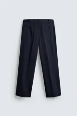 Pantalón de corte regular fit confeccionado en tejido ligero de lana de origen italiano. Presenta bolsillos frontales, bolsillos traseros de vivo con botón y cierre frontal con cremallera y botón.