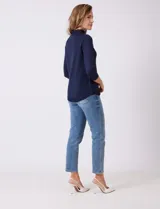 Buzo azul marino de tejido acanalado, con cuello alto tipo mock neck y mangas tres cuartos.