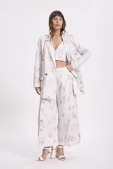 Blazer de corte clásico con estampado artístico. Tiene solapas de muesca, cierre frontal con dos botones, bolsillos con solapa y mangas largas.