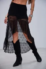 Pollera larga de encaje negro con volados asimétricos y forro corto.