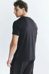 Remera deportiva de malla funcional color negro, con cuello redondo y mangas cortas, diseñada para absorber el sudor con tecnología DryMove.