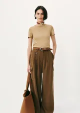 Top de manga corta, color negro, con cuello redondo y tejido acanalado.