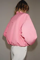 Chaqueta bomber ZW Collection de corte cruzado con escote en pico, manga larga abullonada con puños elásticos y bolsillos delanteros.