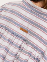 Camisa oversize con cuello mao, puño grueso y frunces en la espalda. Diseño a rayas horizontales azules y beige.