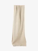 Chal negro de tejido suave y cálido, de estilo clásico y versátil.