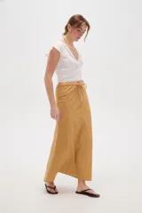 Falda larga de algodón color beige, con detalles de broderie y cordón ajustable en la cintura.