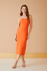 Vestido midi color naranja, sin mangas y escote recto.