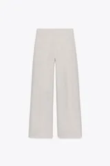 Pantalón tipo palazzo de tiro alto con cintura elástica y costura central marcada en el frente. Confeccionado en tejido de algodón suave.