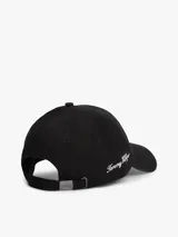 Gorra de béisbol negra de seis paneles con ojales de ventilación y botón superior. Presenta bordados en hilo blanco con fuente Script: las iniciales "TH" en la parte delantera y el nombre de la marca en el lateral.