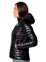 Campera puffer ultraligera de Mountain Hardwear, color negro, con capucha integrada, cierre frontal completo y bolsillos laterales con cierre. Diseño altamente compactable y resistente al agua.