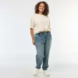 Jeans mom de color azul claro, con cintura elástica fruncida, bolsillos delanteros tipo cargo y puños elásticos en los tobillos.