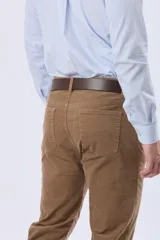 Pantalón de pana de corte recto y cinco bolsillos, con cierre de botón y cremallera, y detalles metálicos personalizados.