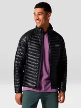 Campera ultraligera Mountain Hardwear modelo Ghost Whisperer, color negro, con diseño acolchado, cierre frontal completo, cuello alto y bolsillos laterales con cremallera.