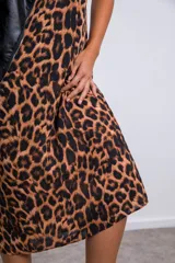 Vestido midi con estampado animal print de leopardo, breteles finos regulables y corte recto.
