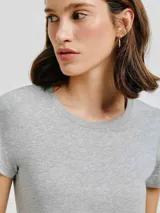 Remera verde claro de algodón, de corte clásico y mangas cortas.