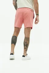 Short de baño liso con cintura elástica y cordón ajustable. Cuenta con dos bolsillos laterales, un bolsillo trasero y logo bordado en el ruedo. Confeccionado en tejido ligero de secado rápido.