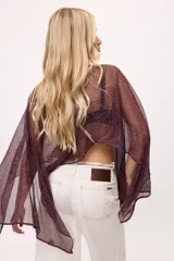 Poncho de chiffon en color celeste, con diseño ligero y fluido, ideal para superponer sobre otras prendas.
