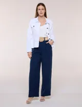 Campera de jean blanca de la marca Dash, con cuello solapa, cierre frontal de botones metálicos y bolsillos aplicados en el pecho.