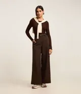 Suéter de punto acanalado color beige, con cuello redondo y mangas largas. Confeccionado en tejido tricot con textura suave y ajuste al cuerpo.