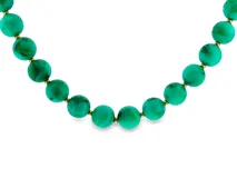 Collar de cuentas esféricas verde agua con efecto marmolado, separadas por pequeños abalorios dorados.