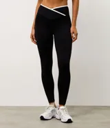 Pantalón deportivo tipo legging de la marca Get Over, confeccionado en microfibra elástica con cintura cruzada y detalle de viés contrastante.