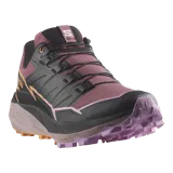 Championes de trekking y trail running Salomon Thundercross, color negro con detalles en bordó y suela marrón.