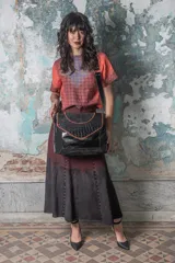 Bolso portafolio negro con cuerpo estructurado, solapa amplia y correa regulable. Elaborado en una combinación de cueros seleccionados —croco, gamuza y charol— con texturas contrastantes y detalles únicos.