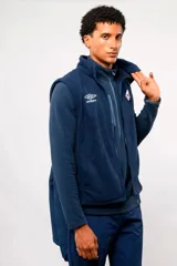 Parka impermeable azul con chaleco desmontable interior de polar, capucha y bolsillos con cierre, marca Umbro para el Club Nacional de Football.
