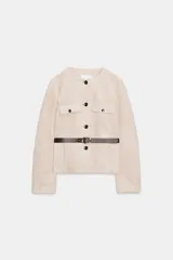 Blazer de cuello redondo y manga larga confeccionado en tejido efecto ante. Presenta cierre frontal con botones, bolsillos con tapeta y cinturón de cuero sintético en contraste.