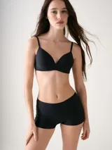 Culotte de tiro medio color beige, confeccionado con microfibra de corte láser y diseño sin costuras, con fundillo de algodón.