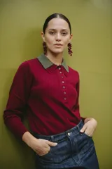 Aros largos hechos a mano en porcelana color borgoña con forma de flores irregulares. El perno es de acero.