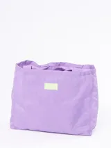 Bolso tipo tote de color azul con el logo de la marca Rusty estampado en el frente en color claro. Cuenta con dos asas superiores para llevar al hombro.