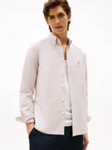 Camisa de algodón Oxford color beige, de corte regular, con cuello abotonado, mangas largas y logo de Tommy Hilfiger bordado en el pecho.
