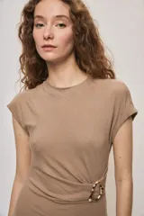 Vestido largo negro de calce al cuerpo, con cuello redondo, mangas cortas y detalle drapeado en el lateral de la cintura con una hebilla metálica dorada.